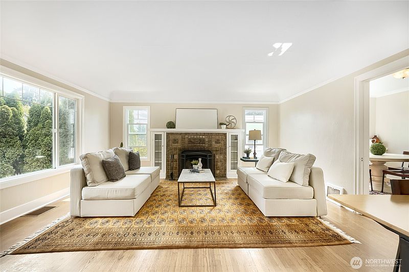 3rd image of 5755 25th Avenue NE