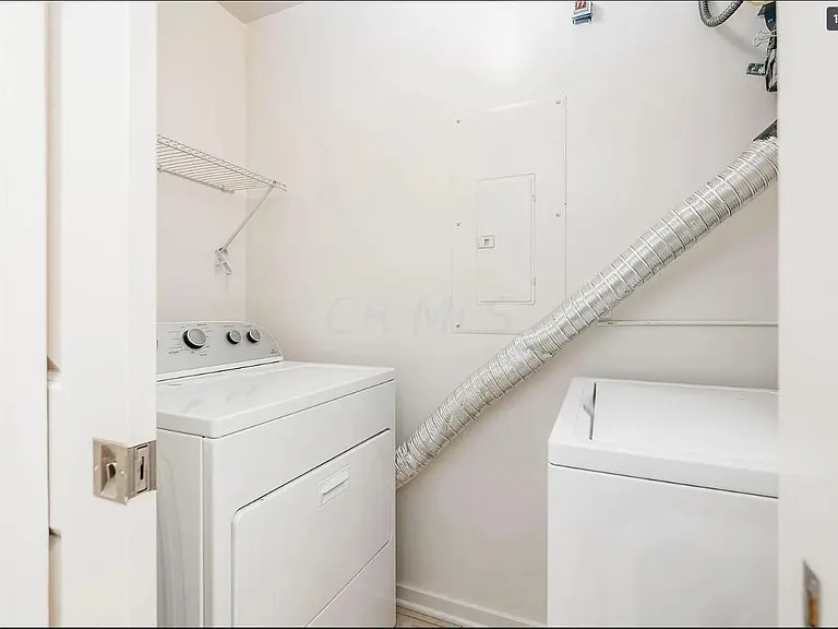 988 S Front St — Photo 14