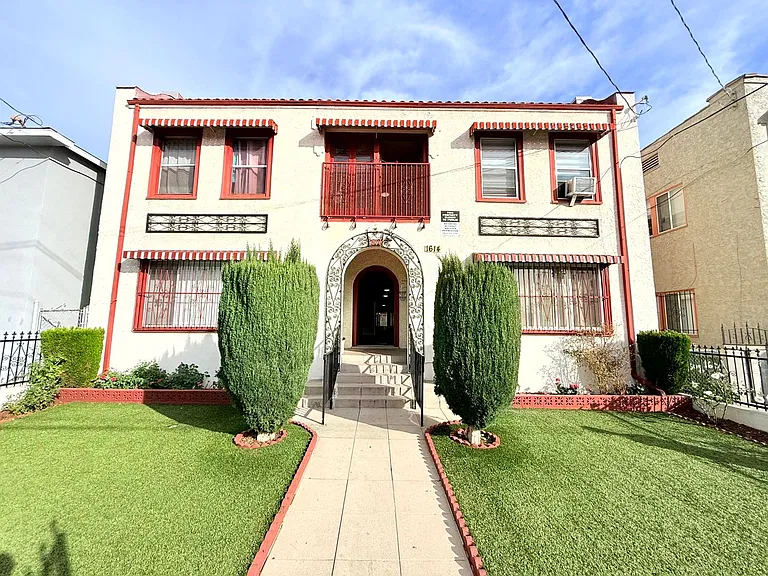 1614 N. Kenmore Avenue — Photo 7