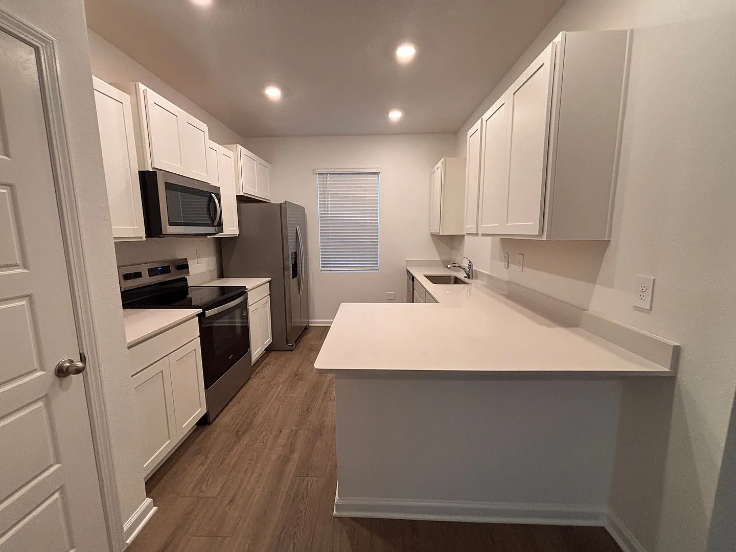 Never-Lived-In 3BR/2.5BA Townhome! Screened Lanai & Pond View! Private Owner! — Photo 2