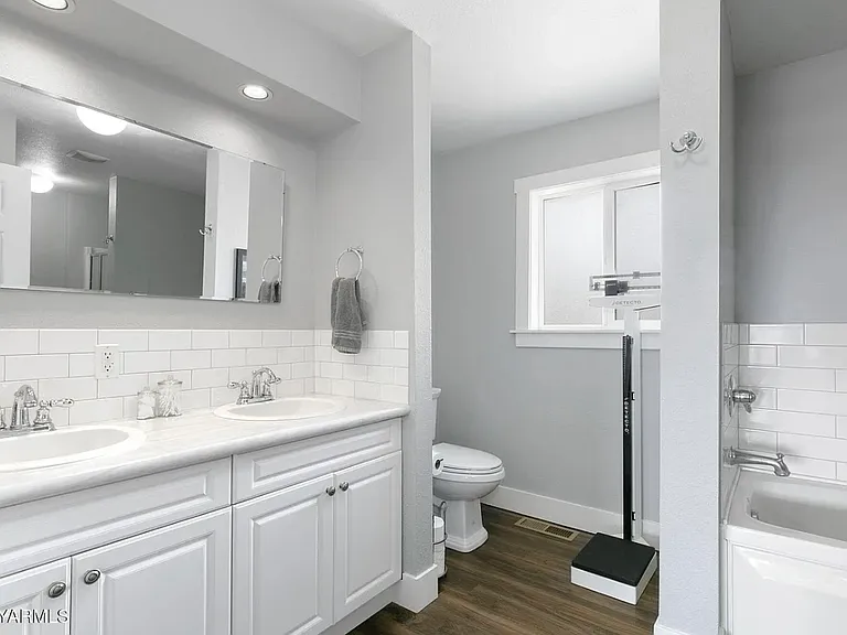 910 Gromore Rd — Photo 16
