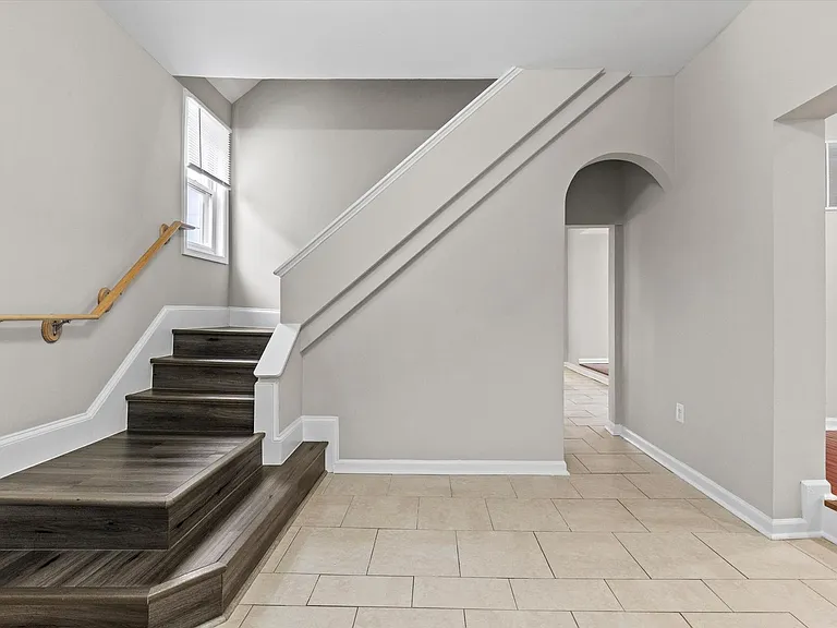 2510 Roslyn Ave — Photo 7