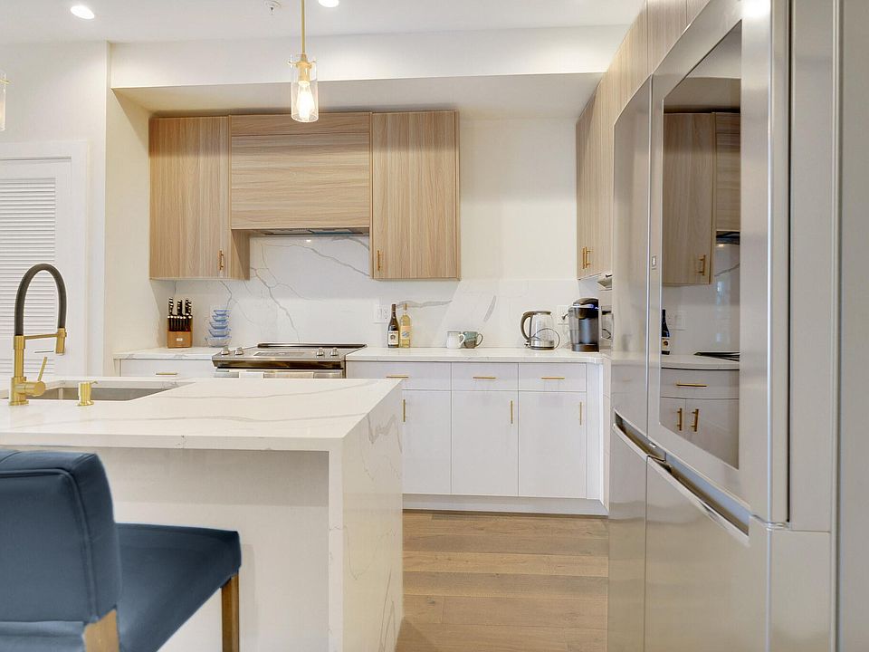 Ultra Modern Kitchen w/ Breakfast Bar