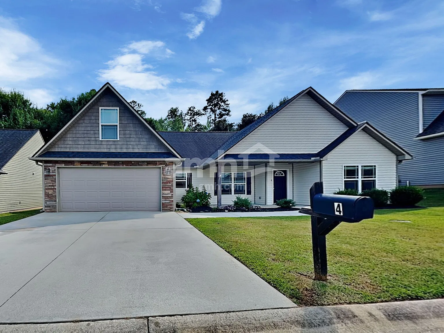 3 bed, 2.0 bath, 1700 sqft, $2,005 — Photo 1