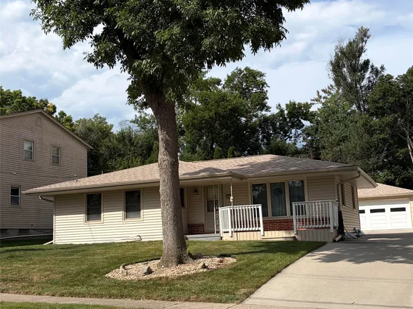 3220 78th St, Urbandale, IA 50322