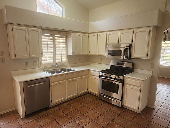 3rd image of 71 E Windhill Dr