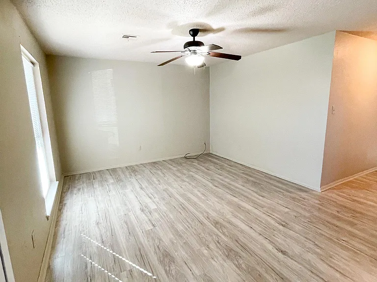 907 SW 49th St — Photo 3