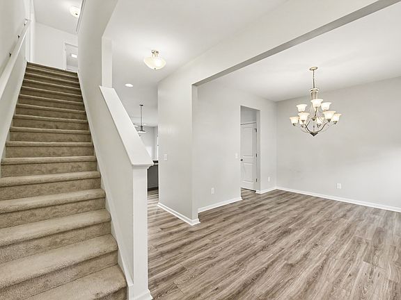 5th image of 121 Rockingham Way