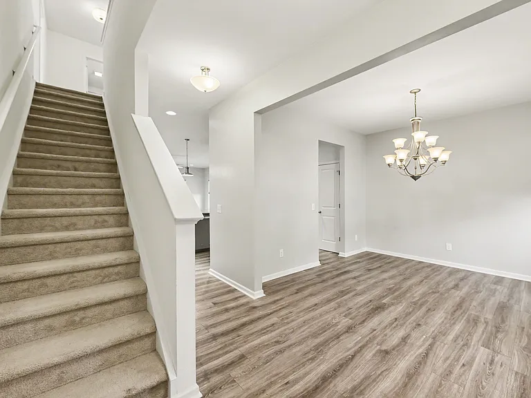121 Rockingham Way — Photo 5