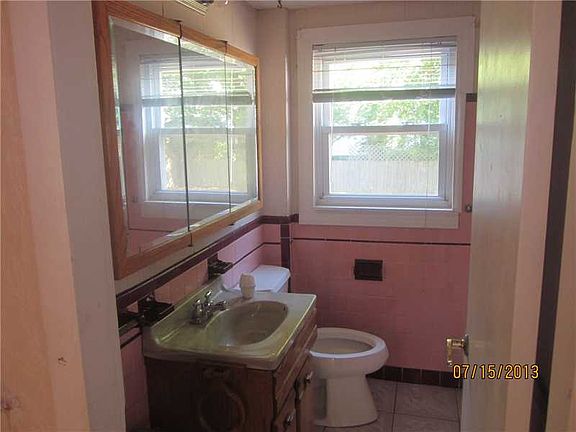 4th image of 24 Hoxsie Ave