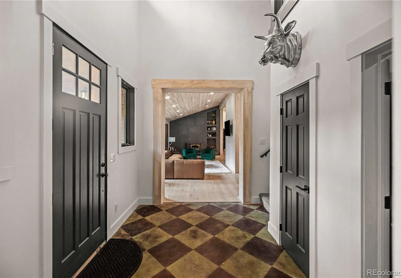 3 bed, 3.0 bath, 2260 sqft, $7,800 — Photo 4