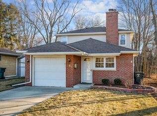231 W Rockland Rd, Libertyville, IL 60048