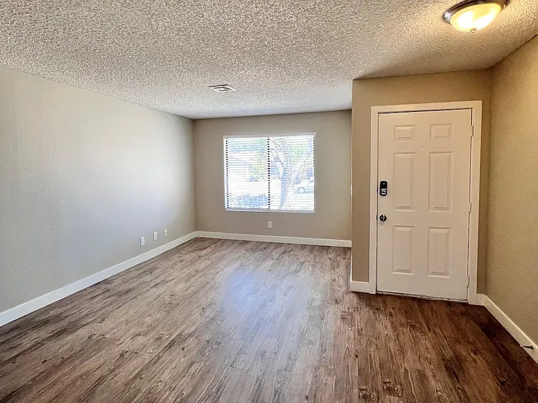 125 Sterling Dr — Photo 2