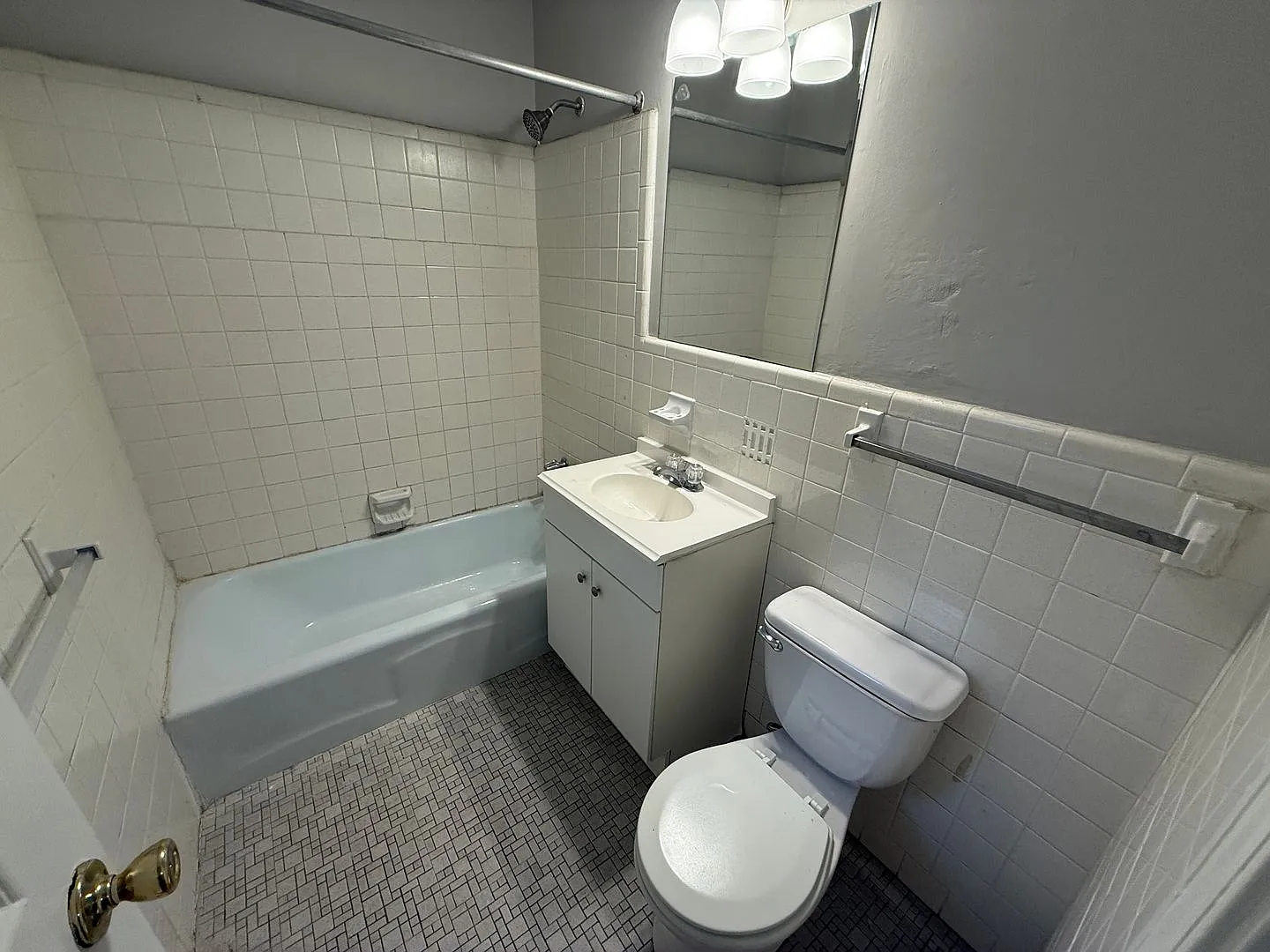 Colonial Apartments - 370 Peabody St — Photo 4
