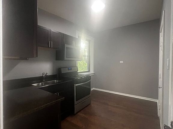 2nd image of 1024 S Hyde Park Blvd #3S