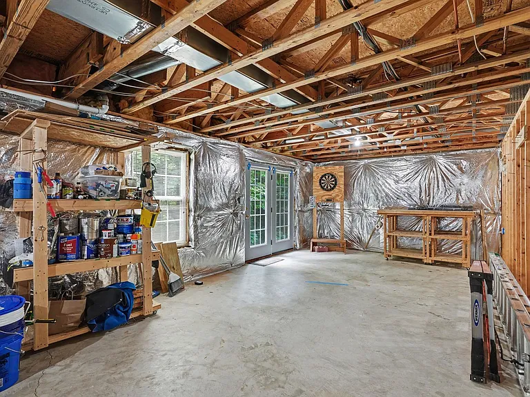 24 Crestwood Ln — Photo 11