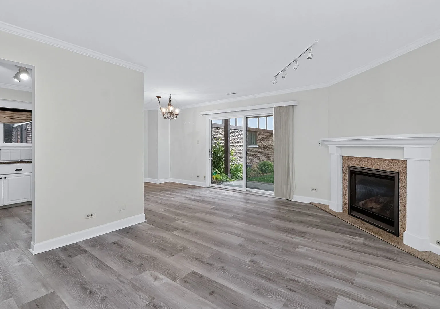 2 bed, 1056 sqft, $1,950 — Photo 2
