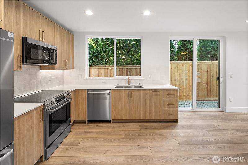 3rd image of 615 18th Avenue E