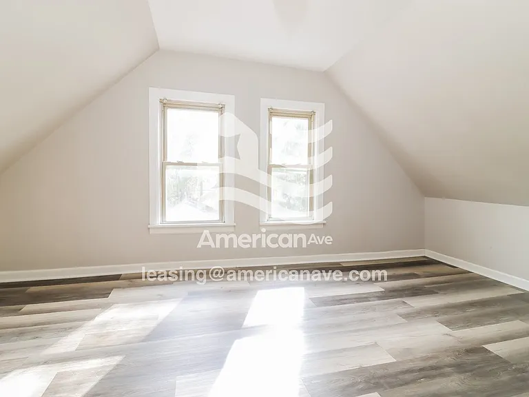 1559191_008_main_bedroom_9.jpg