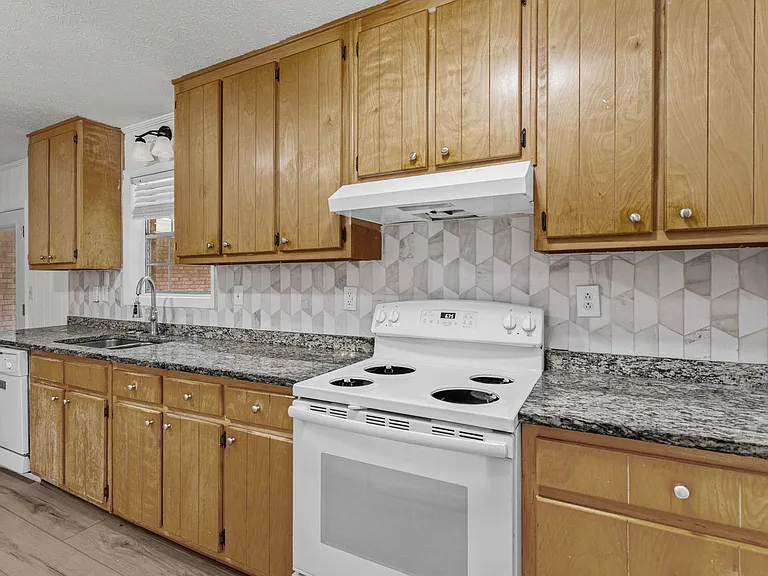 6096 Hillpine Dr — Photo 11