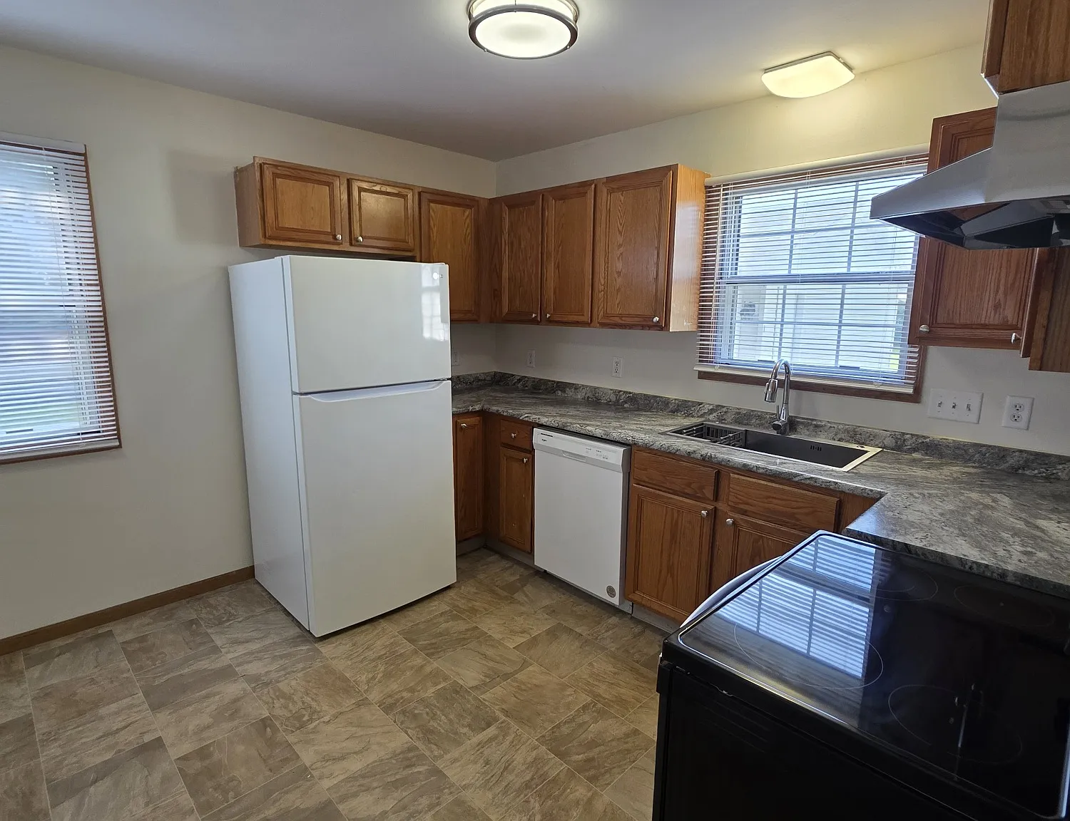 3 bed, 1.5 bath, 1300 sqft, $1,900 — Photo 2