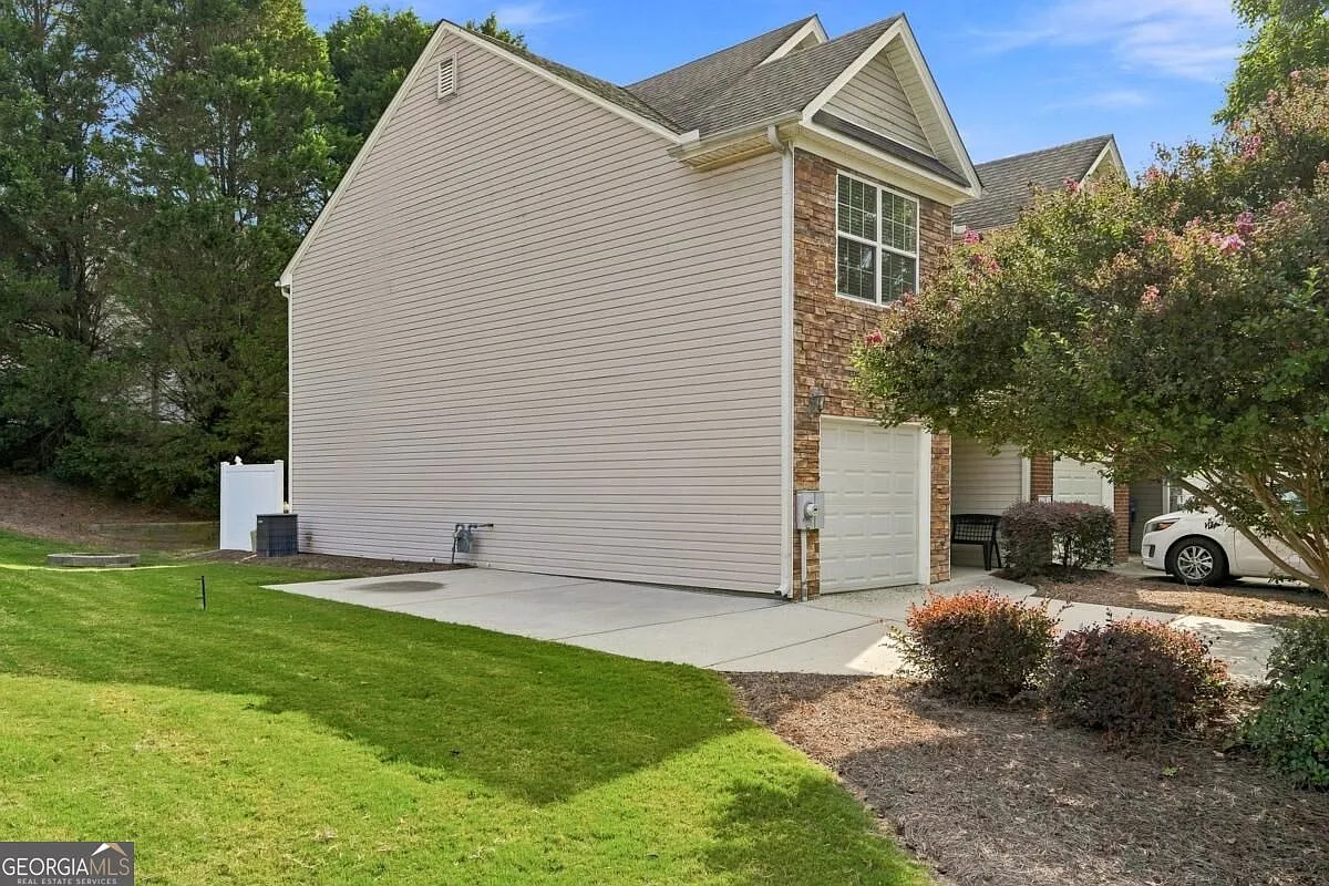 3 bed, 2.5 bath, 1520 sqft, $1,800 — Photo 3