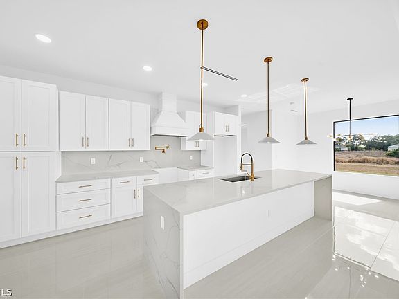 5th image of 538 Raintree St E