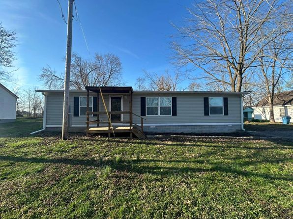 405 E Section Line Rd, Wayne City, IL 62895