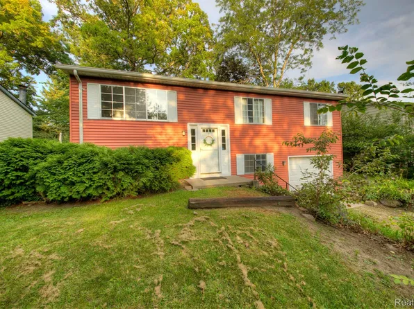 5221 Van Winkle St, Brighton, MI 48116