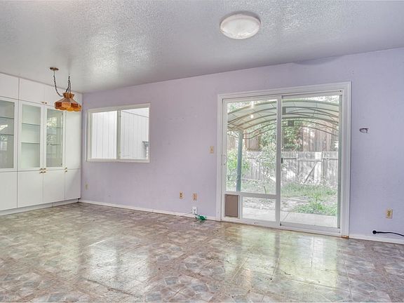 5th image of 161 Acorn Dr