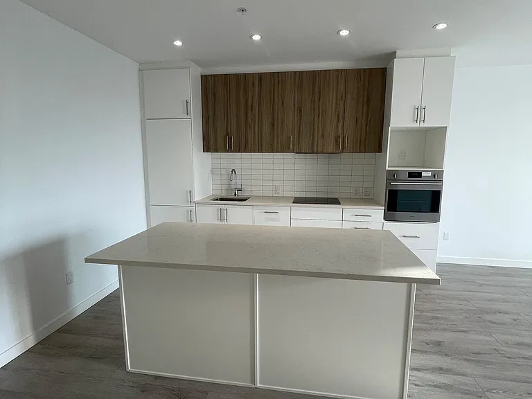 181 King St S #1009 — Photo 7