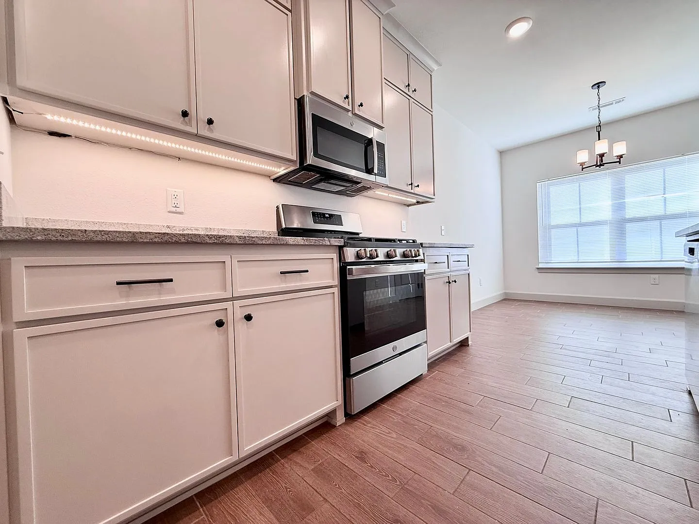 1049 Parker Lane — Photo 3