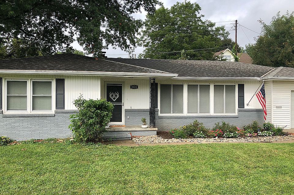 1st image of 2824 N 32nd St