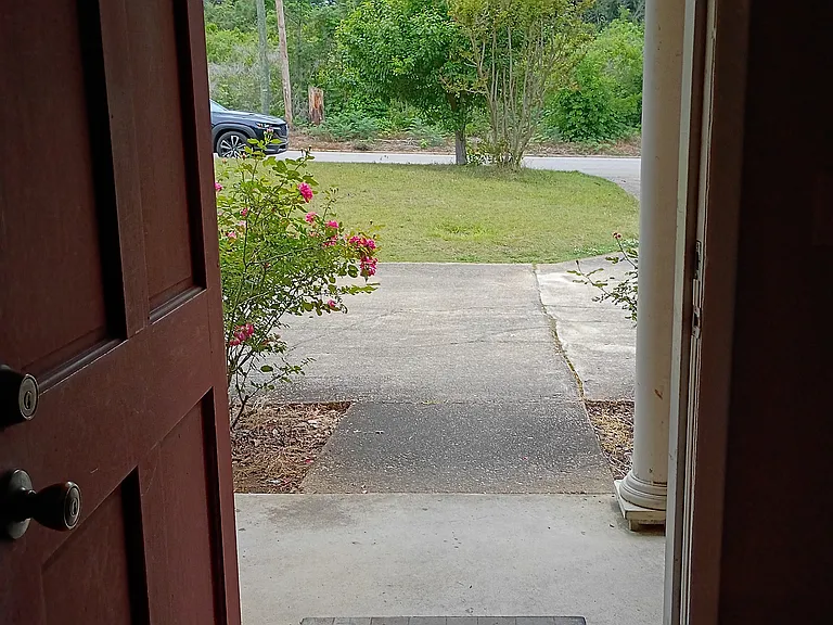 902 E Magnolia Ave — Photo 2