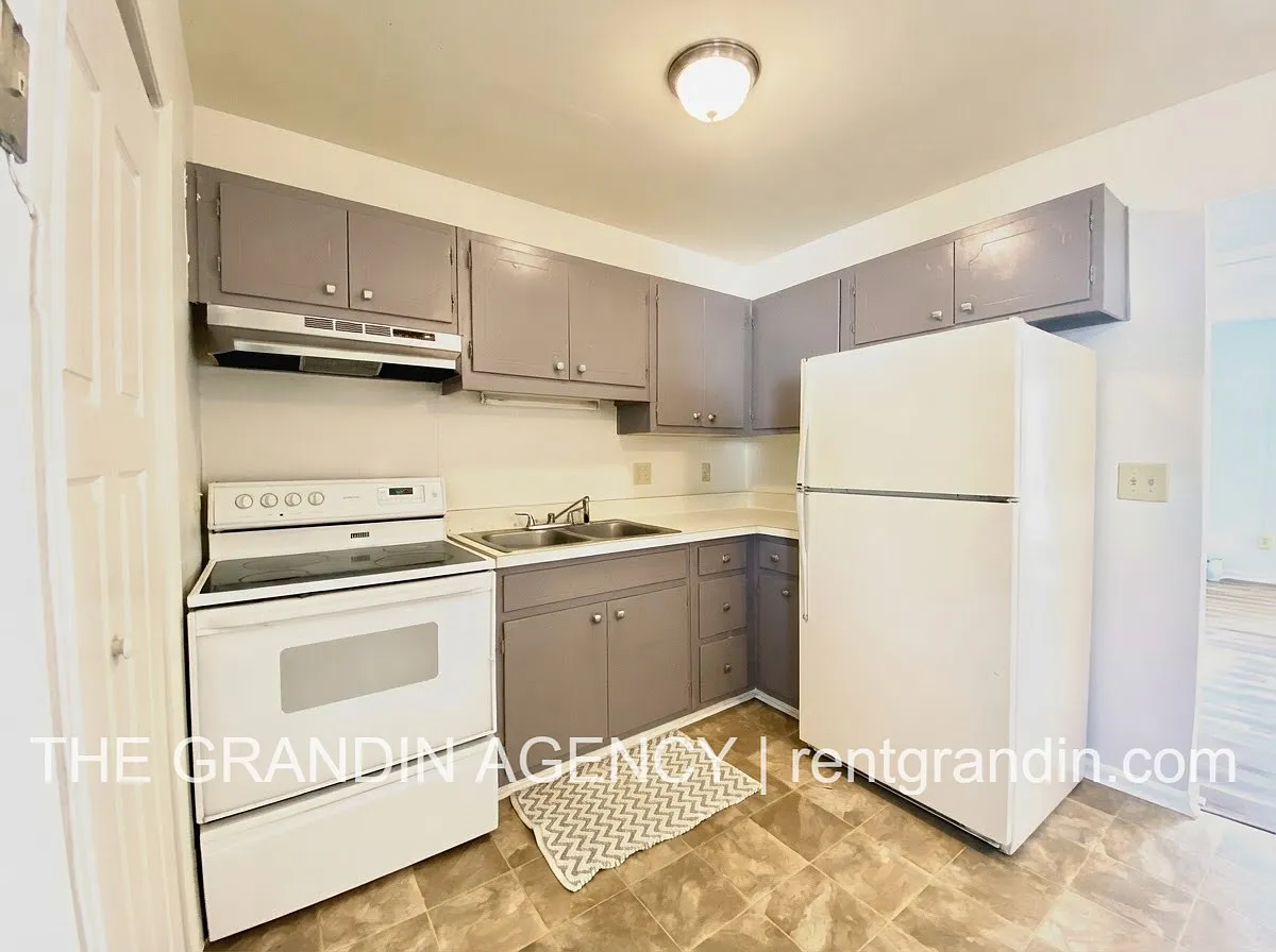 3123 Roundhill Avenue Northwest - 3125 — Photo 4