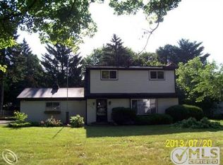 2750 Lansdowne Rd, Waterford, MI 48329