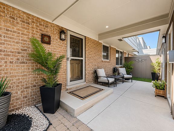 2nd image of 660 Versailles Cir Unit E