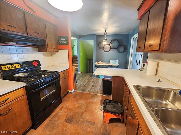 5th image of 234 Argyle Ave