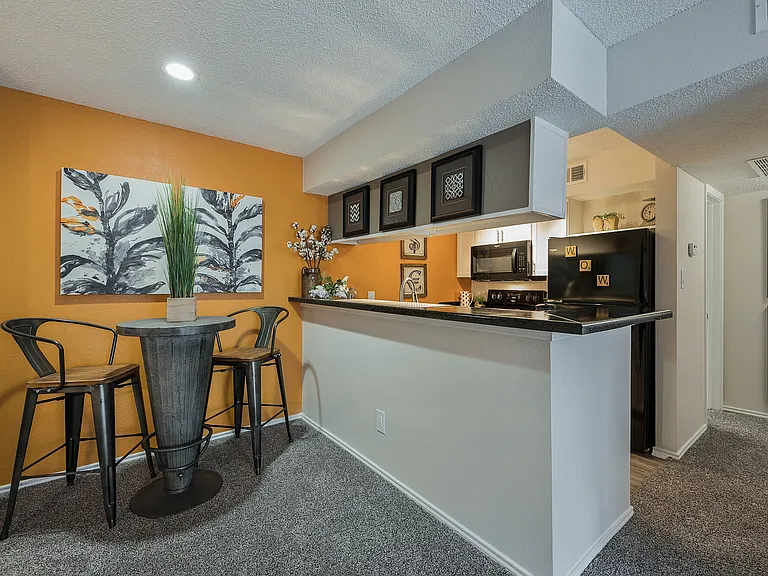 Chesapeake Apartments — Photo 13