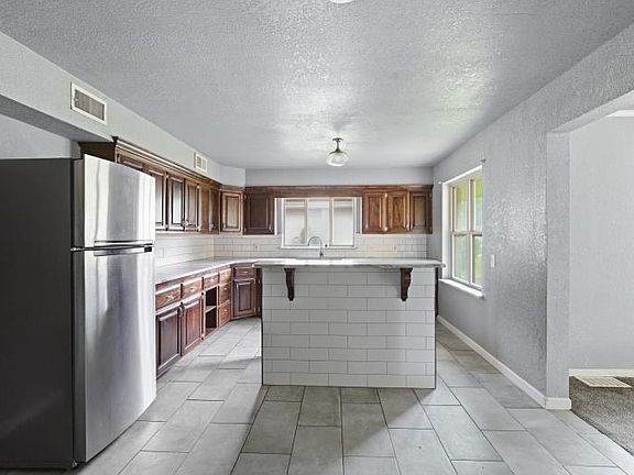 3rd image of 1707 S Broadway Blvd