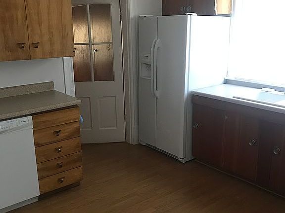 3rd image of 875 E Downington Ave