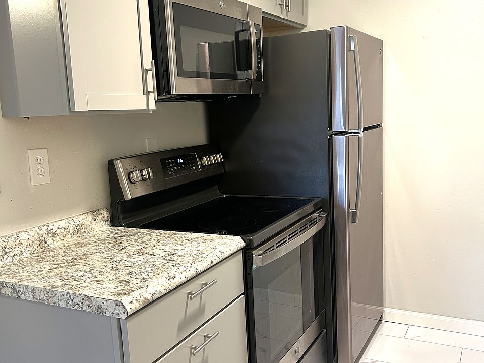Newly renovated Kitchen, All new interior & appliances.
Fully equip Kitchen appliances.