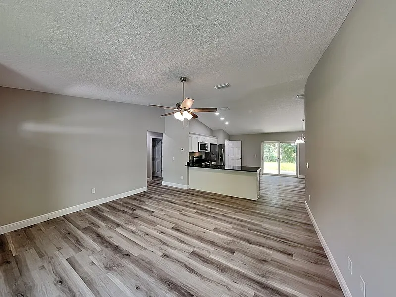 3 bed, 2.0 bath, 1400 sqft, $1,699 — Photo 2