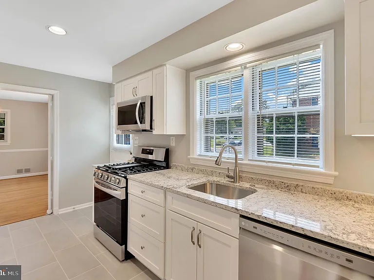 970 N Quintana St — Photo 10