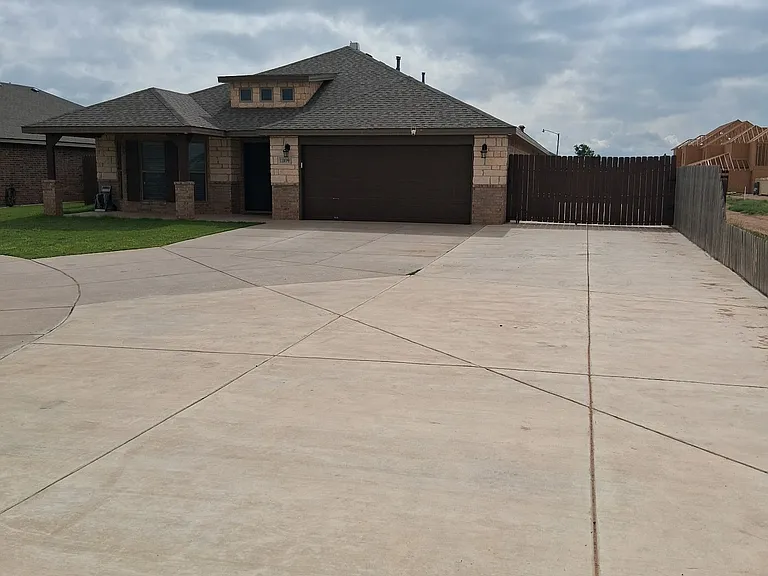 11109 Englewood Ave — Photo 2