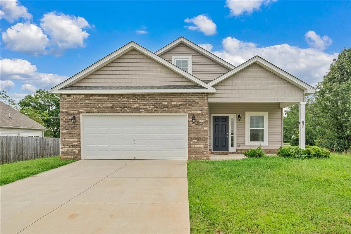 3 bed, 1690 sqft, $1,899 — Photo 1