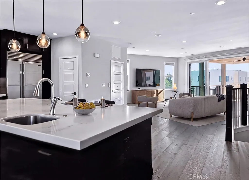 3 bed, 4.0 bath, 3085 sqft, $6,500 — Photo 1