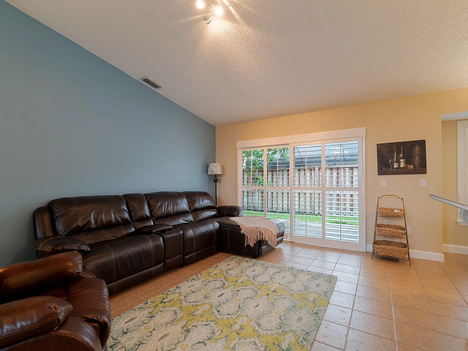 3 bed, 2.0 bath, 1368 sqft, $6,000 — Photo 4
