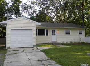 21 Rose St, Hauppauge, NY 11788