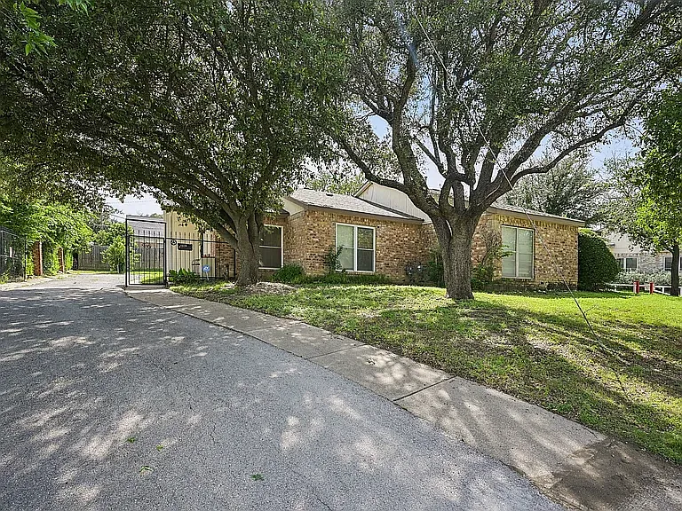 8609 N Normandale St — Photo 1